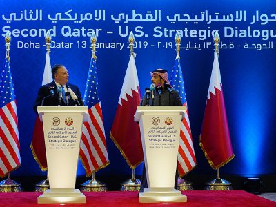 Le secrétaire d'Etat américain Mike Pompeo (G) et son homologue qatari Cheikh Mohammed ben Abderrahmane Al-Thani (D), lors d'une conférence de presse conjointe le 13 janvier 2019 à Doha - ANDREW CABALLERO-REYNOLDS [POOL/AFP]