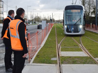 Les premiers mètres à bord du futur tramway pour les conducteurs, sous l'œil des formateurs. - Simon Abraham