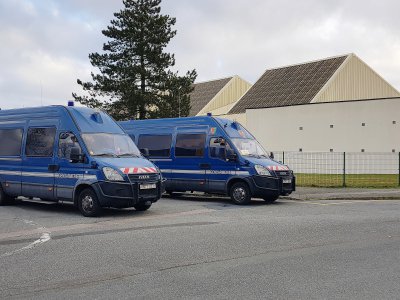 Plusieurs fourgons de gendarmes mobiles sont déjà déployés autour du gymnase où interviendra Emmanuel Macron. - Amaury Tremblay
