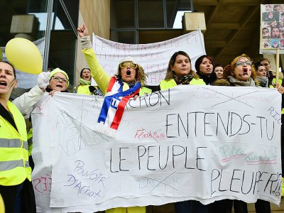 Des "gilets jaunes" avec la banderole "Macron, entends-tu le peuple pleurer?", le 13 janvier 2019 au Mans - JEAN-FRANCOIS MONIER [AFP]