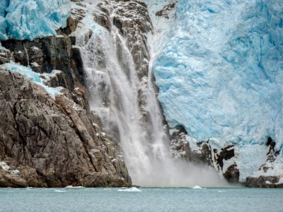 Glacier et cascade de Santa Ines dans le fjord Seno Ballena en Patagonie, le 7 décembre 2018 - Martin BERNETTI [AFP]