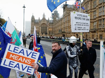 Des pro et anti-Brexit manifestent devant le Parlement, le 14 janvier 2019 à Londres - Adrian DENNIS [AFP]