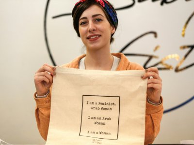 Amira Khader, directrice de la création de la marque "BabyFist", pose avec un sac de sa création dans la boutique de Ramallah, le 19 décembre 2018 - ABBAS MOMANI [AFP]