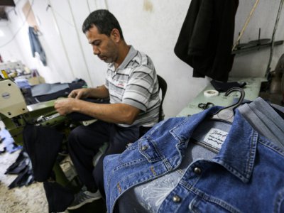Des vêtements de BabyFist fabriqués dans un atelier de Gaza et estampillés "made in Palestine", le 27 novembre 2018 - MAHMUD HAMS [AFP]