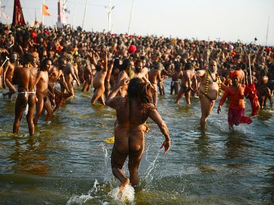 Des ascètes hindous prennent un bain collectif au confluent des fleuves sacrés du nord de l'Inde à l'occasion du festival Kumbh Mela, à Allahabad le 15 janvier 2019 - SANJAY KANOJIA [AFP]