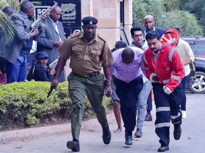 Un homme blessé évacué d'un complexe de Nairobi regroupant un hôtel et des bureaux, où une forte explosion a été suivie pendant plus d'une heure de tirs nourris, le 15 janvier 2019 - SIMON MAINA [AFP]
