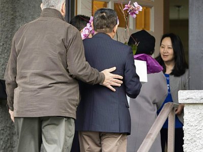 Meng Wanzhou (à droite), la directrice financière et fille du fondateur du géant chinois des télécoms Huawei, photographiée le 12 décembre à Vancouver après sa remise en liberté sous caution - Jason Redmond [AFP]