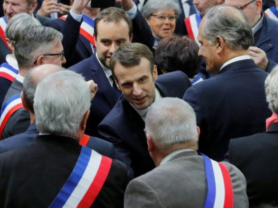 Emmanuel Macron salue les maires normands réunis à Grand Bourgtheroulde, le 15 janvier 2018 - PHILIPPE WOJAZER [POOL/AFP]