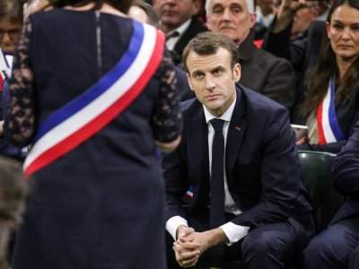 Emmanuel Macron écoute une élue lors du lancement du grand débat national devant les maires normands à Grand Bourgtheroulde, dans l'Eure, le 15 janvier 2018 - Ludovic MARIN [AFP]