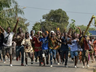 Des partisans de l'ex-président ivoirien Laurent Gbagbo expriment leur joie à Divo en Côte d'Ivoire après l'annonce de son acquittement par la Cour pénale internationale (CPI) le 15 janvier 2019 - Sia KAMBOU [AFP]