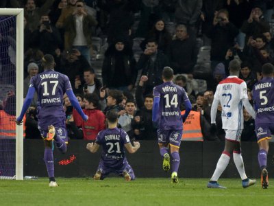 Le Suédois Jimmy Durmaz célèbre avec ses coéquipiers l'ouverture du score de Toulouse pour la réception de Lyon, le 16 janvier 2019 - Pascal PAVANI [AFP]