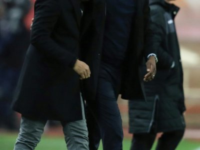 Accolade entre les entraîneurs et ex-coéquipiers, le Monégasque Thierry Henry et le Niçois Patrick Vieira à l'issue de leur duel à Louis-II, le 16 janvier 2019 - VALERY HACHE [AFP]