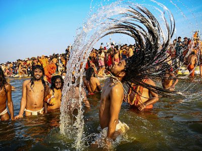 Un ascète hindou se plonge dans les eaux au confluent des fleuves sacrés du nord de l'Inde durant le festival Kumbh Mela à Allahabad, le 15 janvier 2019 - CHANDAN KHANNA [AFP]