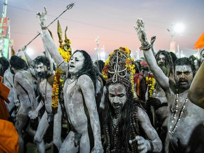 Des ascètes hindous couverts de cendres marchent en procession après avoir pris un bain au confluent des fleuves sacrés du nord de l'Inde durant le festival Kumbh Mela à Allahabad le 15 janvier 2019 - CHANDAN KHANNA [AFP]