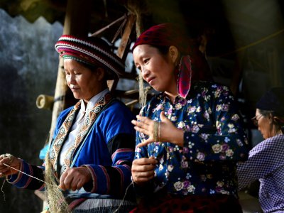 Des femmes hmong vérifient la qualité des tissus dans la coopérative Lung Tam Linen, le 29 octobre 2018 - Nhac NGUYEN [AFP]