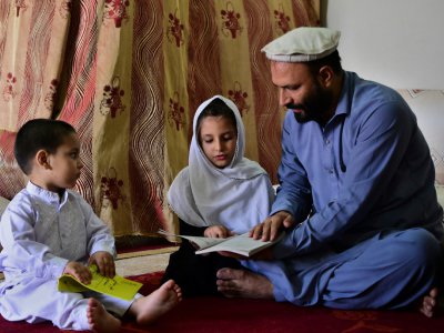 Réfugié afghan au Pakistan, Ashiqullah Jan et ses enfants à son domicile à Peshawar le 29 septembre 2018 - ABDUL MAJEED [AFP]