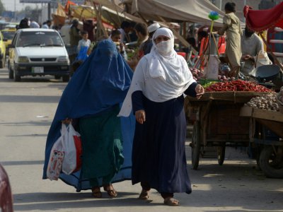 Une réfugiée afghane sur un marché à Peshawar le 29 septembre 2018 - ABDUL MAJEED [AFP]