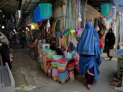 Une réfugiée afghane sur un marché à Peshawar le 29 septembre 2018 - ABDUL MAJEED [AFP]
