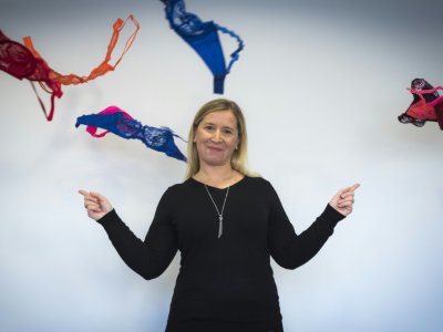 La responsable du développement technique de la marque Simone Pérele Anne-Marie Afflard pose dans les ateliers de la marque à Clichy, dans la banlieue de Paris, le 20 décembre 2018 - Lionel BONAVENTURE [AFP]