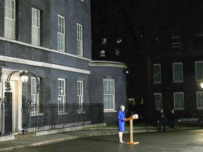 Theresa May delivers fait une déclaration aux médias après avoir survécu à une motion de censure au Parlement, devant 10 Downing Street à Londres le 16 janvier 2019 - Oli SCARFF [AFP]