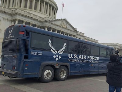 Un bus militaire stationne devant le capitole, avec à son bord des parlementaires, au moment de l'annulation par Donald Trump d'un voyage de la présidente démocrate de la Chambre des représentants Nancy Pelosi - Elodie CUZIN [AFP]