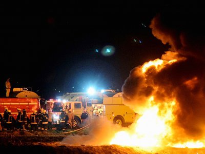 Des pompiers luttent contre un énorme incendie survenu sur un oléoduc où des habitants venaient voler de l'essence, à Tlahuelilpan au Mexique le 19 janvier 2019 - FRANCISCO VILLEDA [AFP]