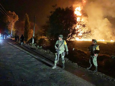 Des soldats se tiennent près de l'incendie sur un  oléoduc, à Tlahuelilpan (centre du Mexique) le 18 janvier 2019 - Handout [SECRETARIA DE DEFENSA NACIONAL/AFP]