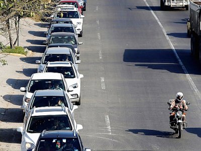 Des véhicules font la la queue devant une station-service à Zapopan (Mexique) en raison d'une pénurie d'essence, le 18 janvier 2019 - Ulises RUIZ [AFP]