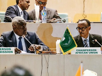 Moussa Faki (g) et Paul Kagame à la réunion de l'Union africaine sur les élections en RD Congo le 17 janvier 2019 à Addis Abeba - EDUARDO SOTERAS [AFP]