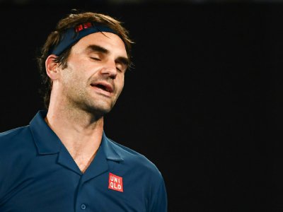 Roger Federer dépité après un point perdu face au Grec Stefanos Tsitsipas à l'Open d'Australie le 20 janvier à Melbourne. - Jewel SAMAD [AFP]