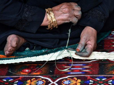 Une Saoudienne montre une façon de tisser les tapis à Al-Ula (Arabie saoudite), le 5 janvier 2019 - Fayez Nureldine [AFP]