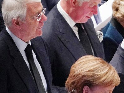 L'ex-Premier ministre britannique John Major (à gauche), à côté du prince Charles et derrière la chancelière allemande Angela Merkel, lors des funérailles de l'ancien président américain George H. W. Bush, le 5 décembre 2018 à Washington - MANDEL NGAN [AFP/Archives]