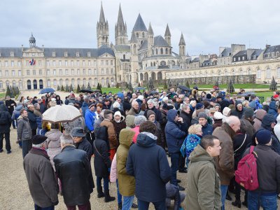 Les citoyens se retrouvent sur l'Esplanade Jean-Marie Louvel en face de l'hôtel de ville. - Mathieu Lepeigné