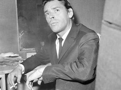 Jacques Brel, photographié le 7 octobre 1966 dans sa loge de l'Olympia, à Paris, lors de l'une de ses dernières représentations - [AFP/Archives]