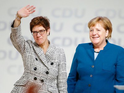 La chancelière allemande Angela Merkel (à droite) et sa dauphine Annegret Kramp-Karrenbauer, élue présidente de la CDU, le 7 décembre 2018 à Hambourg - Odd ANDERSEN [AFP/Archives]