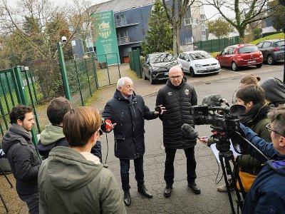 Des membres du FC Nantes interrogés par des journalistes sur la disparition d'Emiliano Sala, devant le centre d'entraînement de la Jonelière près de Nantes, le 22 janvier 2019 - LOIC VENANCE [AFP]