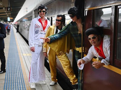 Des fans d'Elvis en route pour rejoindre le festival dédié à Parkes en Australie, le 10 janvier 2019 - PETER PARKS [AFP]