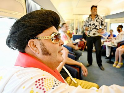 A bord d'un train entre Sydney et Parkes, où se tient un festival Elvis, en Australie, le 10 janvier 2019 - PETER PARKS [AFP]