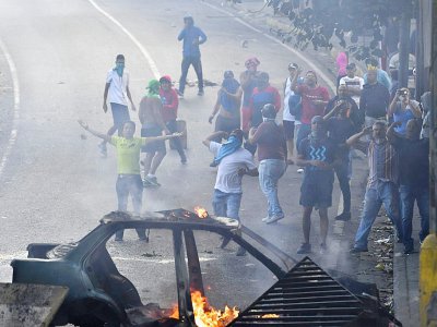 Venezolanos protestan en las inmediaciones del cuartel Cotiza de la Guardia Nacional Bolivariana en Caracas, el 21 de enero de 2019 - YURI CORTEZ [AFP]