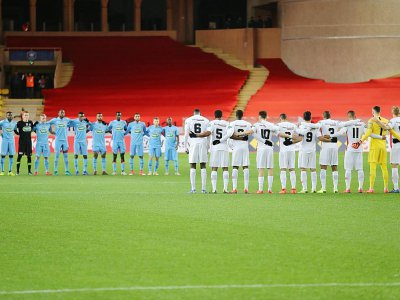 Les joueurs de Monaco et Metz (L2) observent une minute de silence en mémoire d'Emiliano Sala avant leur match de Coupe de France, le 22 janvier 2019 à Monaco - VALERY HACHE [AFP]