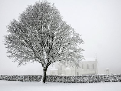 L'église et le cimetière militaire de Notre-Dame-de-Lorette sous la neige, le 23 janvier 2019 à Souchez, dans le Pas-de-Calais - DENIS CHARLET [AFP]