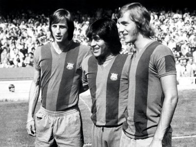 Les joueurs du FC Barcelone Johan Cruyff (g), Hugo Sotil (c) et Johan Neeskens le 1er août 1974, avant un match au Camp Nou - STAFF, - [AFP/Archives]