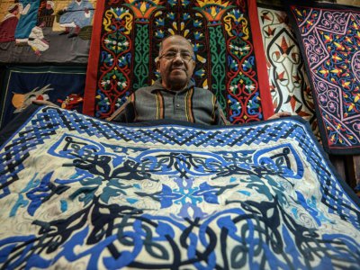Un artisan égyptien dans sa boutique de "khayamiya", le 18 décembre 2018 au Caire - Mohamed el-Shahed [AFP]