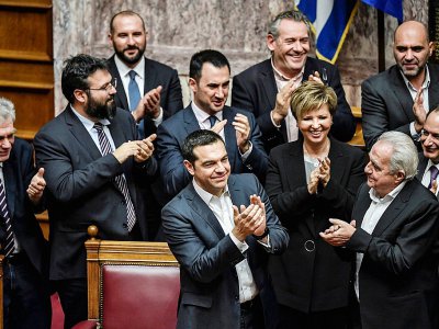 Le Premier ministre grec Alexis Tsipras et les membres du gouvernement applaudissent après avoir remporté un vote de confiance, le 16 janvier 2019 au Parlement à Athènes - LOUISA GOULIAMAKI [AFP]