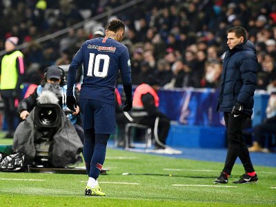 L'attaquant brésilien Neymar quitte le terrain lors de Paris Saint-Germain - Strasbourg au Parc des Princes le 23 janvier 2019. - FRANCK FIFE [AFP]
