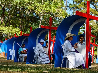 Des pèlerins se confessent à Panama, à la veille de l'arrivée du pape François, le 23 janvier 2019 - Luis ACOSTA [AFP]
