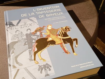 L'ouvrage "l'invention de la tapisserie de Bayeux" (500 pages) sera mis à disponibilité du public lors de l'ouverture du musée le 1er février 2019. Une séance de dédicaces est prévue le 14 février. - Léa Quinio