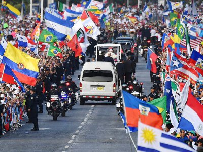 Le pape François salue la foule de pélerins le 24 janvier 2019 à Panama - Alberto PIZZOLI [AFP]
