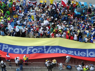 Des pélérins tiennent une banderole "Priez pour le Venezuela" en attendant l'arrivé du pape François le 24 janvier 2019 à Panama City - Raul Arboleda [AFP]