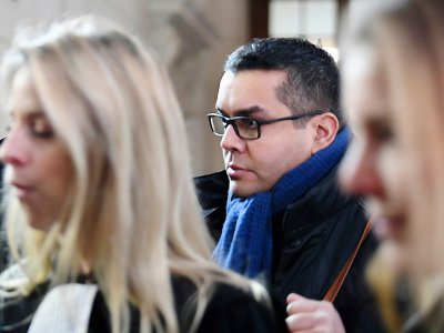 Antoine Q., l'un des deux policiers accusés du viol d'une touriste canadienne, arrive au tribunal, le 14 janvier 2019 à Paris - Eric FEFERBERG [AFP]